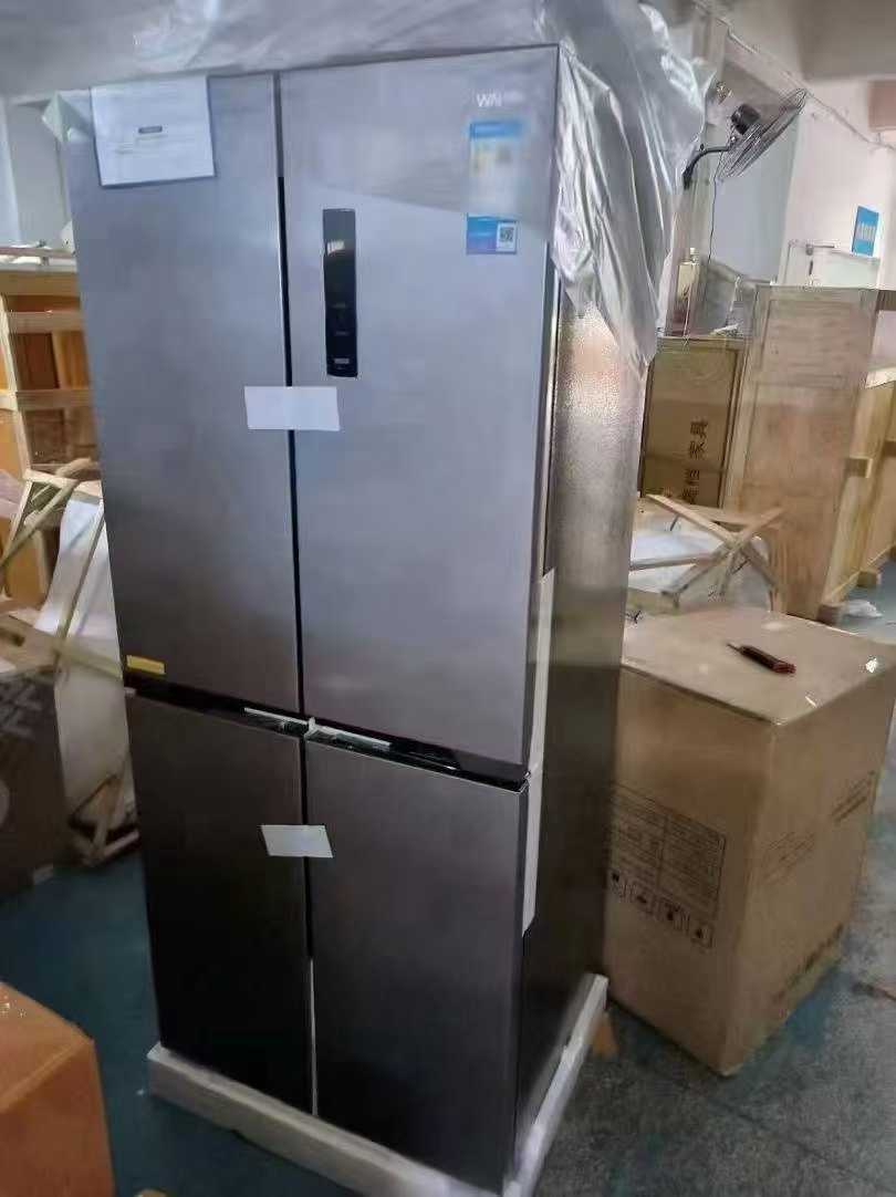 仓库内等待包装方案评估的大型冰箱实拍